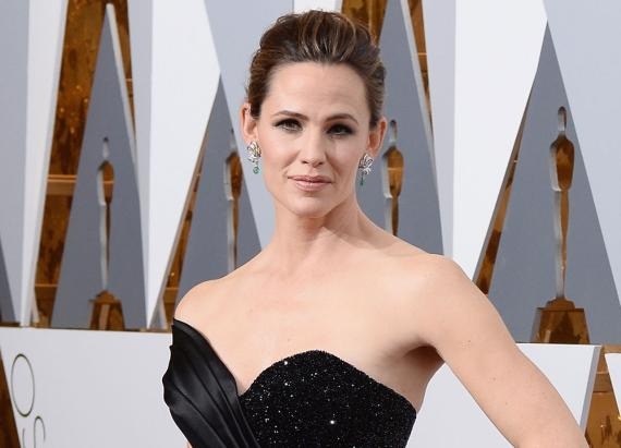 Jennifer Garner Stuns Looks Insanely Fit on Oscars 2016 Red Carpet