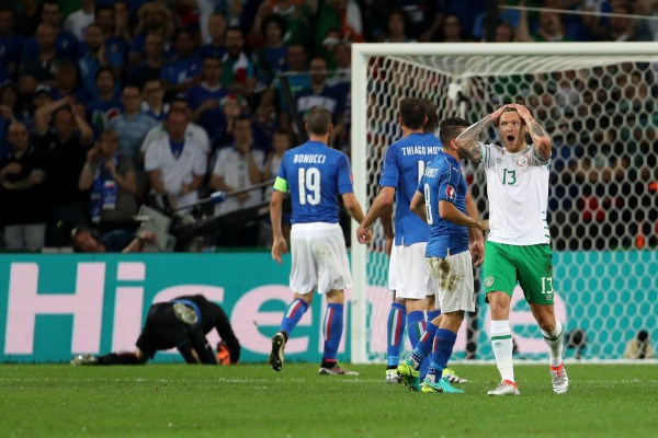 Republic of Ireland's Jeff Hendrick reacts to a missed attempt