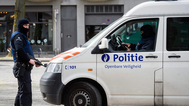 EFESL1. Brussels, 09/04/2016. Belgian police during a search in Etterbeek Brussels Belgium 09 April 2016