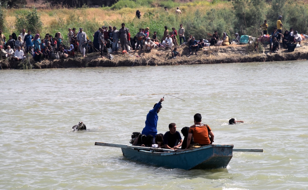 Iraqi families flee from Fallujah