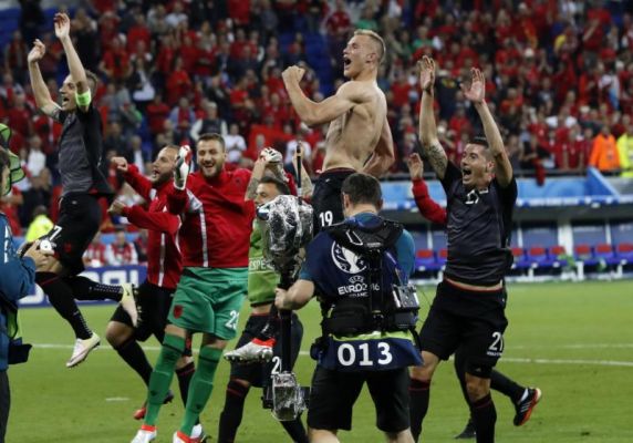 Albanian players celebrate their victory after Euro 2016