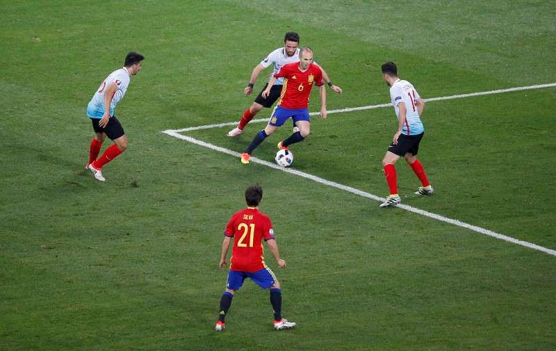 Football Soccer- Spain v Turkey- EURO 2016- Group D- Stade de Nice Nice France- 17/6/16 Spain's Andres Iniesta in action with Turkey's Oguzhan Ozyakup Gokhan Gonul and Ozan Tufan REUTERS  Eric Gaillard