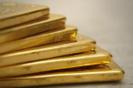 Gold remains headed for third weekly gain on Brexit anxiety