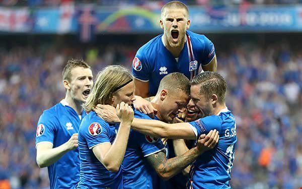 Iceland's Ragnar Sigurdsson celebrates with his team-mates after scoring his side's first goal at Stade de Nice