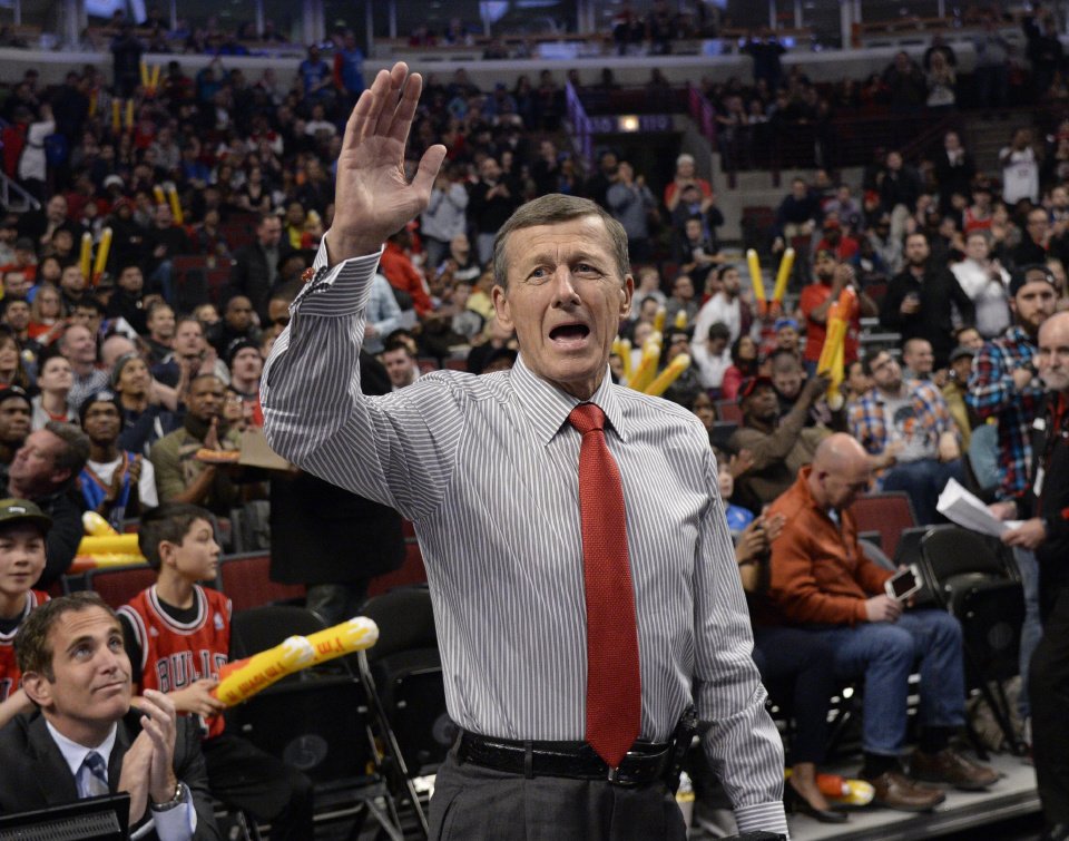 Craig Sager acknowledges the crowd during a timeout in a game between the Chicago Bulls and the Oklahoma City Thunder in Chicago. Sager is going to work his first NBA Finals game. (AP