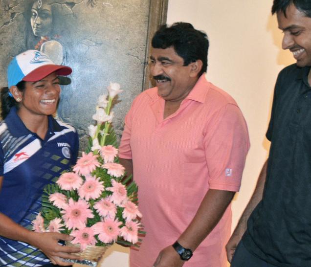 Bringing laurels:V. Chamundeswaranath had presented a cheque for Rs. 1 lakh to Dutee Chand in March this year.— File