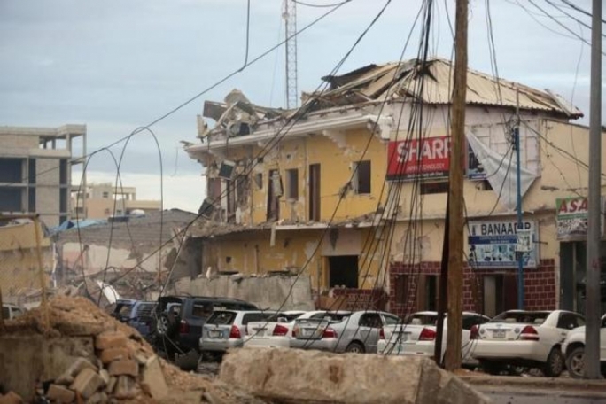 Suicide bomber and gunmen attack Mogadishu hotel