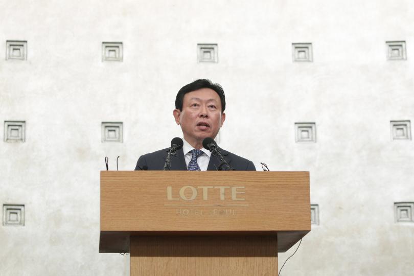 Seoul prosecutors raid Lotte Group headquarters