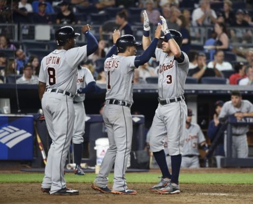 Detroit Tigers Ian Kinsler is high-fived