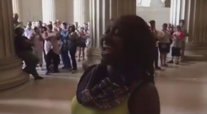 Video of Singer's Impromptu Performance of National Anthem at the Lincoln Memorial Goes Viral