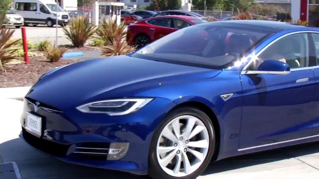 Consumer Reports calls for Tesla to disable Autopilot