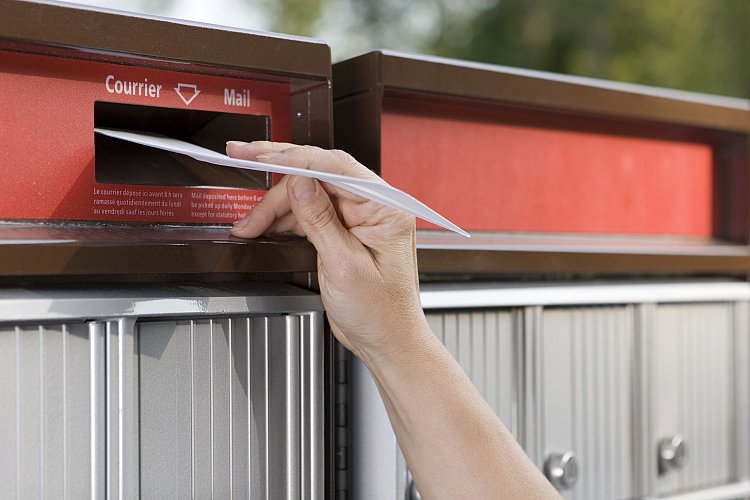 Canada post workers won't strike before Wednesday