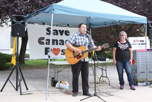 NBrenda Muscoby-Yanke seen here with National president of the Canadian Union of Postal Workers Mike Palecek during a rally last summer feels there are too many important issues on the table to accept binding arbitration. — The Nelson Daily