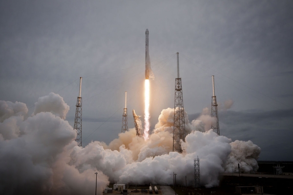 Launch of Falcon 9 carrying CRS-3 Dragon