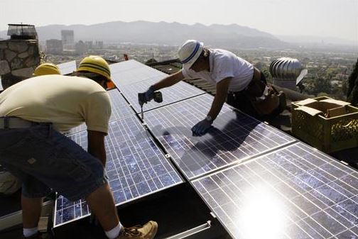 The Obama administration unveiled a plan Tuesday aimed at helping middle-class and low-income communities put solar panels on their roofs