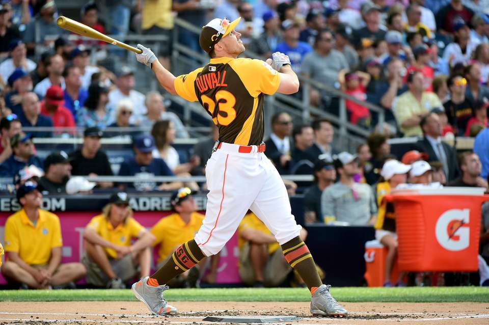 Adam Duvall falls to Todd Frazier in Home Run Derby