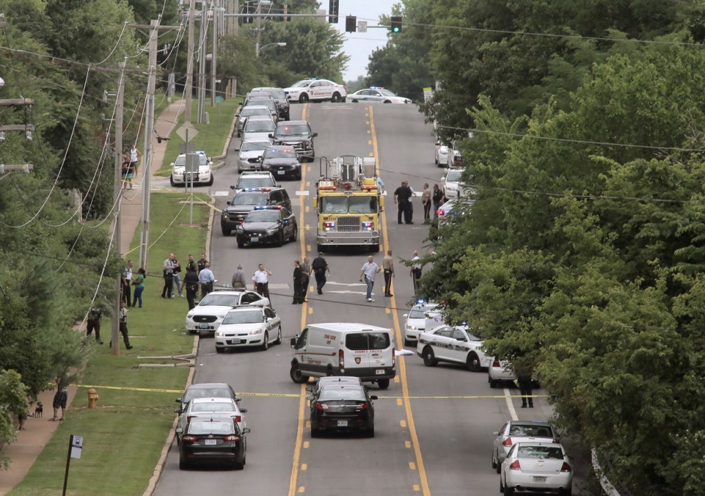 Officer shot near St. Louis, 1 in custody