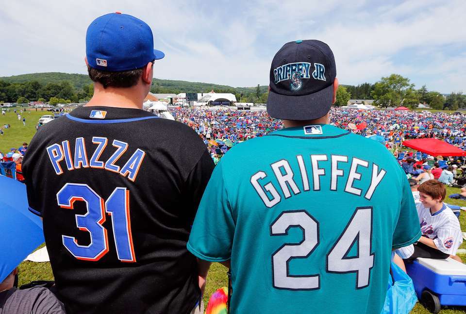 Griffey Jr. ends Hall speech in perfect fashion