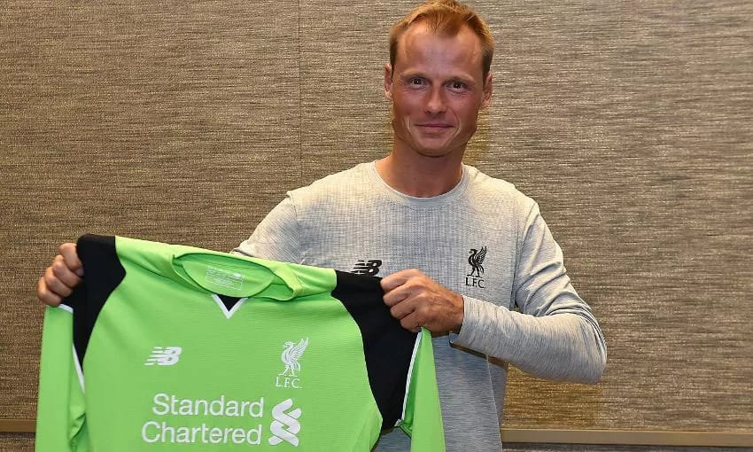 Liverpool have announced the signing of former Arsenal goalkeeper Alex Manninger on a short-term contract