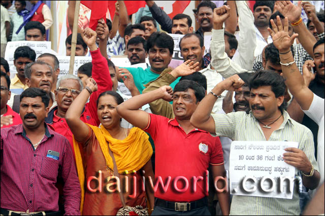 Bus Commuters stranded as KSRTC staff begins indefinite strike