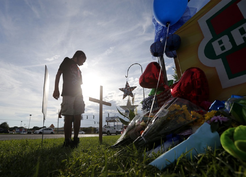 Candlelight vigil held for slain policeman in Baton Rouge