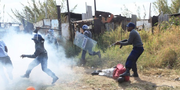 Police battle rioters in Zimbabwe's capital