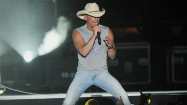 US 25 people taken to hospital during Kenny Chesney's concert in Pittsburgh