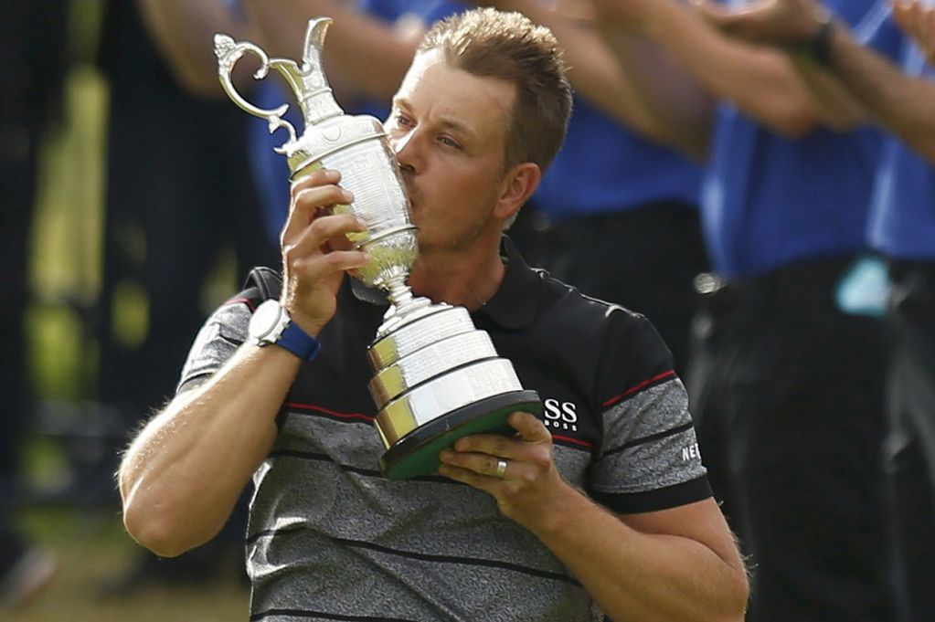 Henrik Stenson kisses the Claret Jug