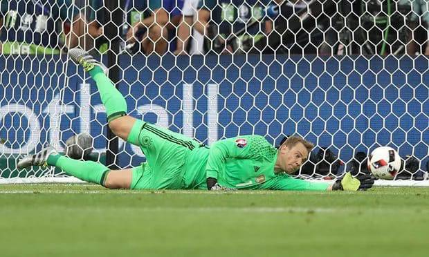 Giroud reacts as France reaches EURO 2016 final