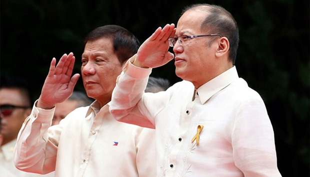 Incoming President Rodrigo Duterte and outgoing President Benigno Aquino salute the honor guards