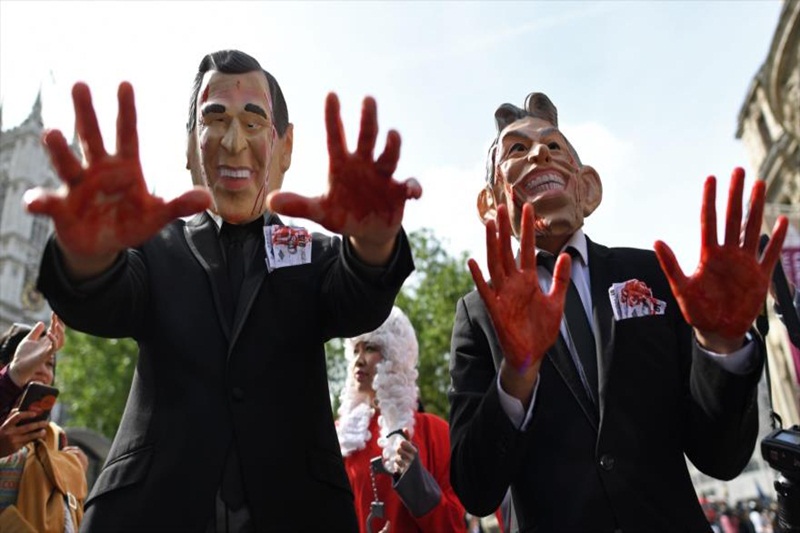 Tony-Blair-George-W-Bush-demonstrators-masks