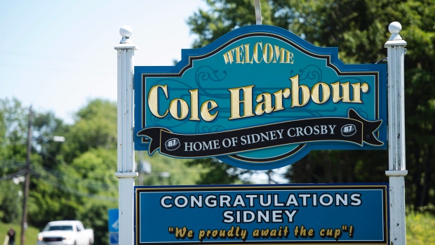 Sidney Crosby takes Stanley Cup to air carrier, hometown coffee shop