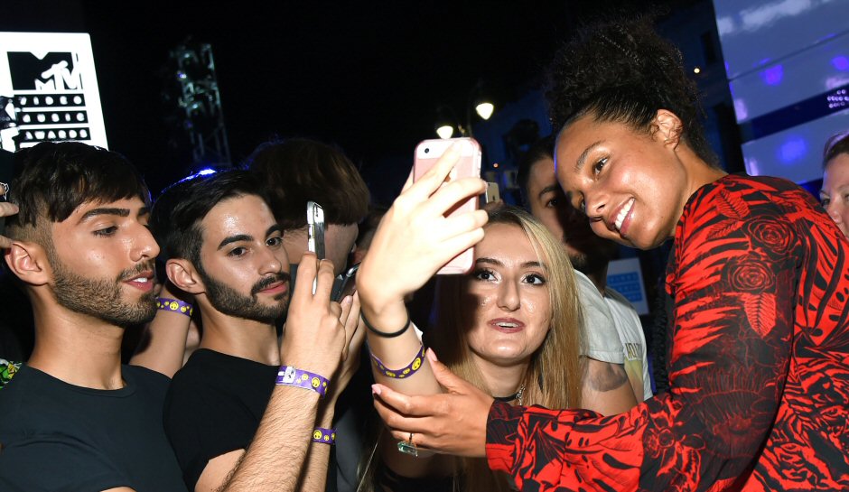 Alicia Keys takes selfies with fans