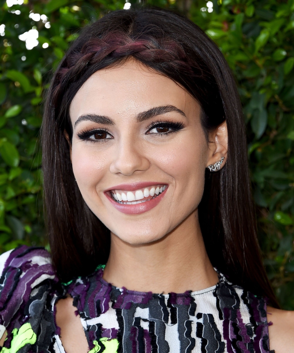 Victoria Justice hoping for a photo with Justin Timberlake at Teen Choice Awards