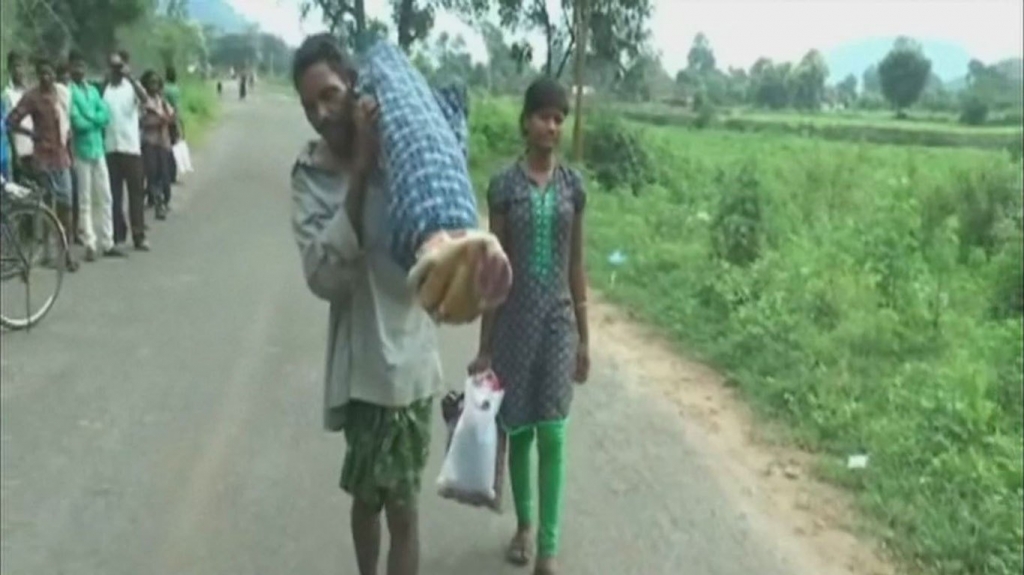 Odisha: Hospital turns blind eye, as man carries wifes corpse for 10 km