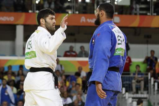 Egyptian judo competitor refuses to shake hands with Israeli foe after losing at Rio Olympics