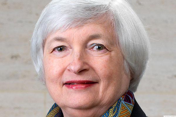 Fed keeps key interest rate steady but sees fewer risks