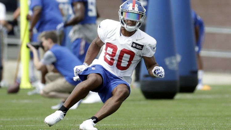 New York Giants receiver Victor Cruz returns to practice