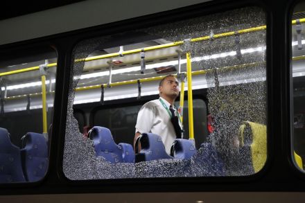 Media bus attacked in Rio