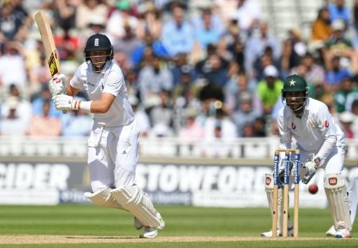 Root holds firm after Pakistan double strike in third Test