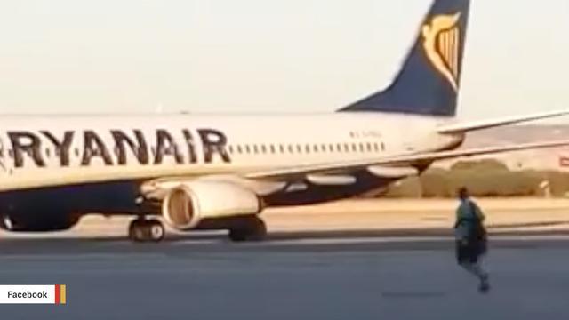 Man Misses Boarding For Ryanair Flight Jumps On Tarmac And Chases Plane