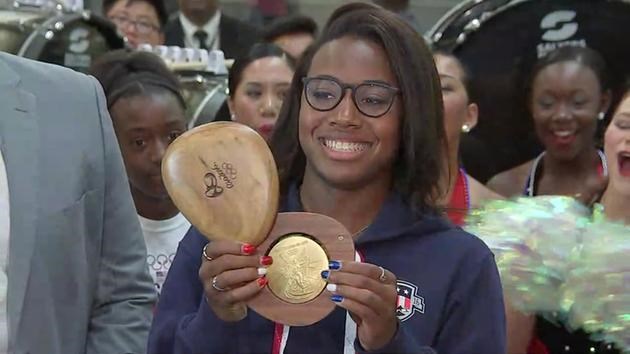 Simone Biles meets, gets kiss from celebrity crush Zac Efron