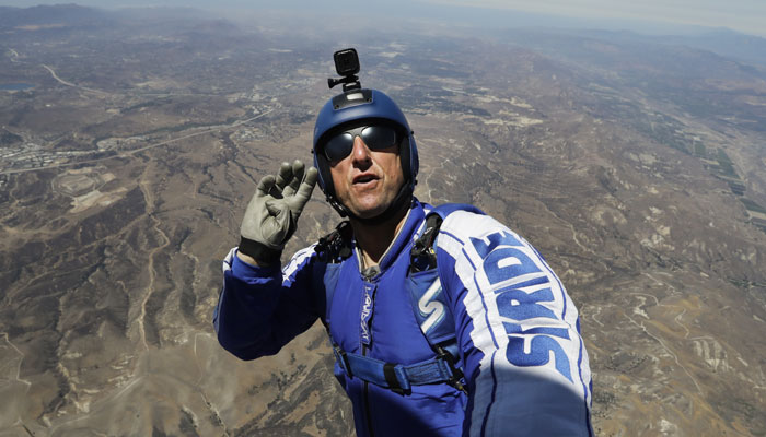 DON'T MISS WATCH DEATH DEFYING STUNT! First skydiver to jump 25,000 feet without parachute