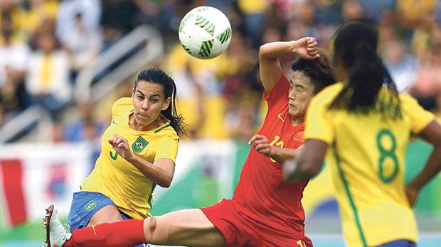 Brazil’s Thaisa tries a shot against China yesterday