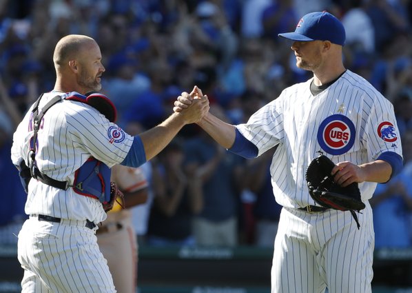 Lester takes no-hitter into 7th, hot Cubs top Giants 2-1