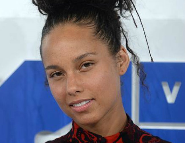 Alicia Keys proud of her natural looks