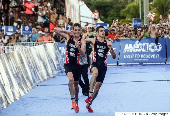 Jonny Brownlee dragged to finish by brother Alastair in dramatic World Triathlon finale