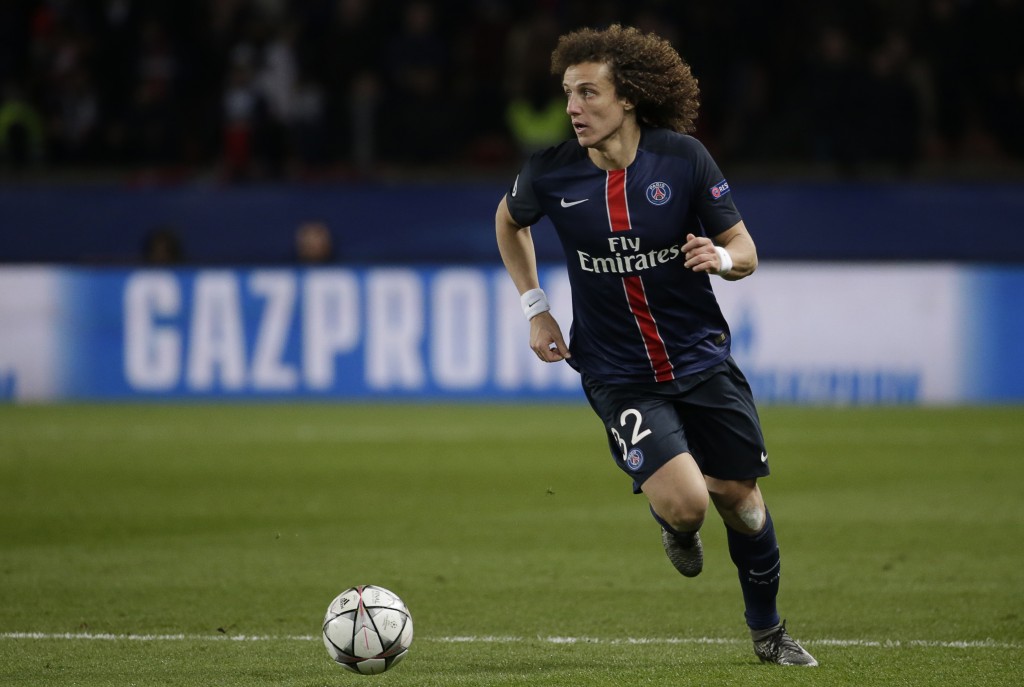 Paris Saint-Germain's Brazilian defender David Luiz runs with the ball during the Champions League round of 16 first leg football match between Paris Saint Germain and Chelsea FC