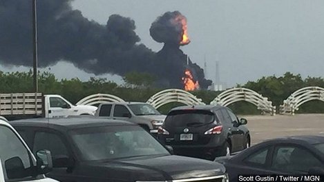 Explosion destroys SpaceX rocket during test