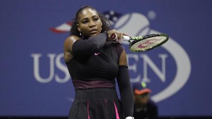 Serena Williams was hampered by a knee problem against Karolina Pliskova